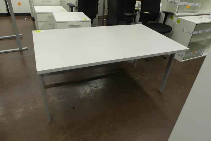 Arbeitstisch Maße in cm ca.: 150 x 90